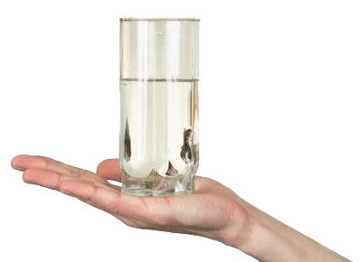 стакан с водой в руке